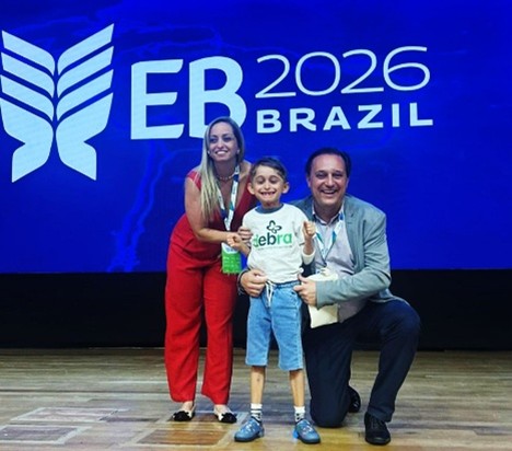 Photo avec un enfant pour l'EB Brésil 2026